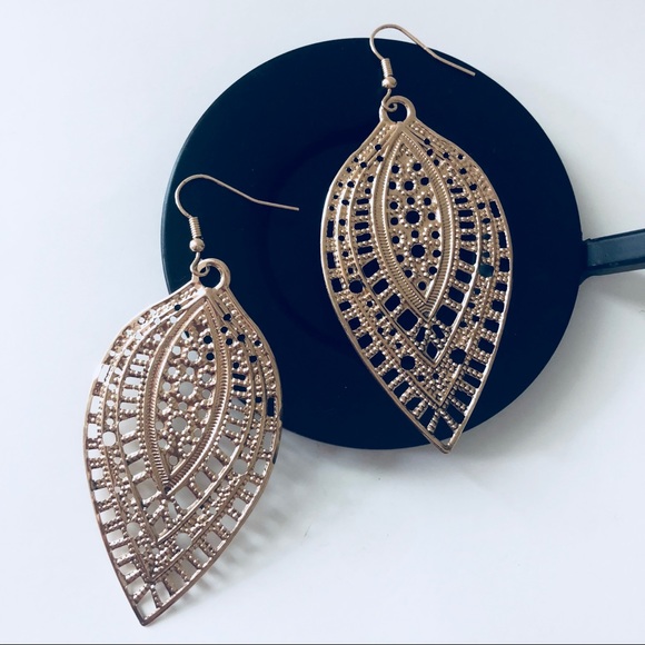 Jewelry - Last One! Dangling Leaf Earrings
